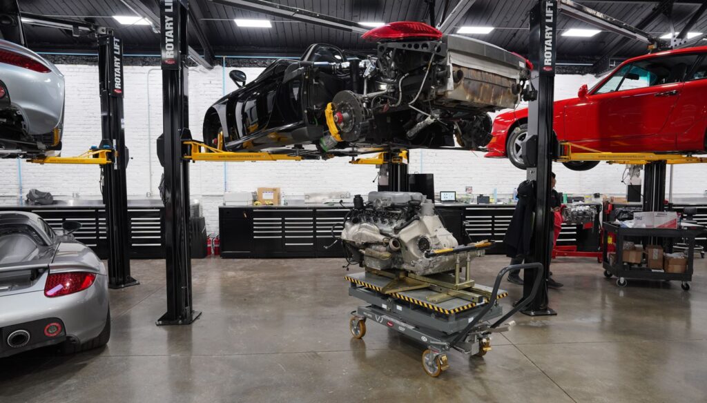 "engine-out" service on the Porsche Carrera GT (Type 980)
